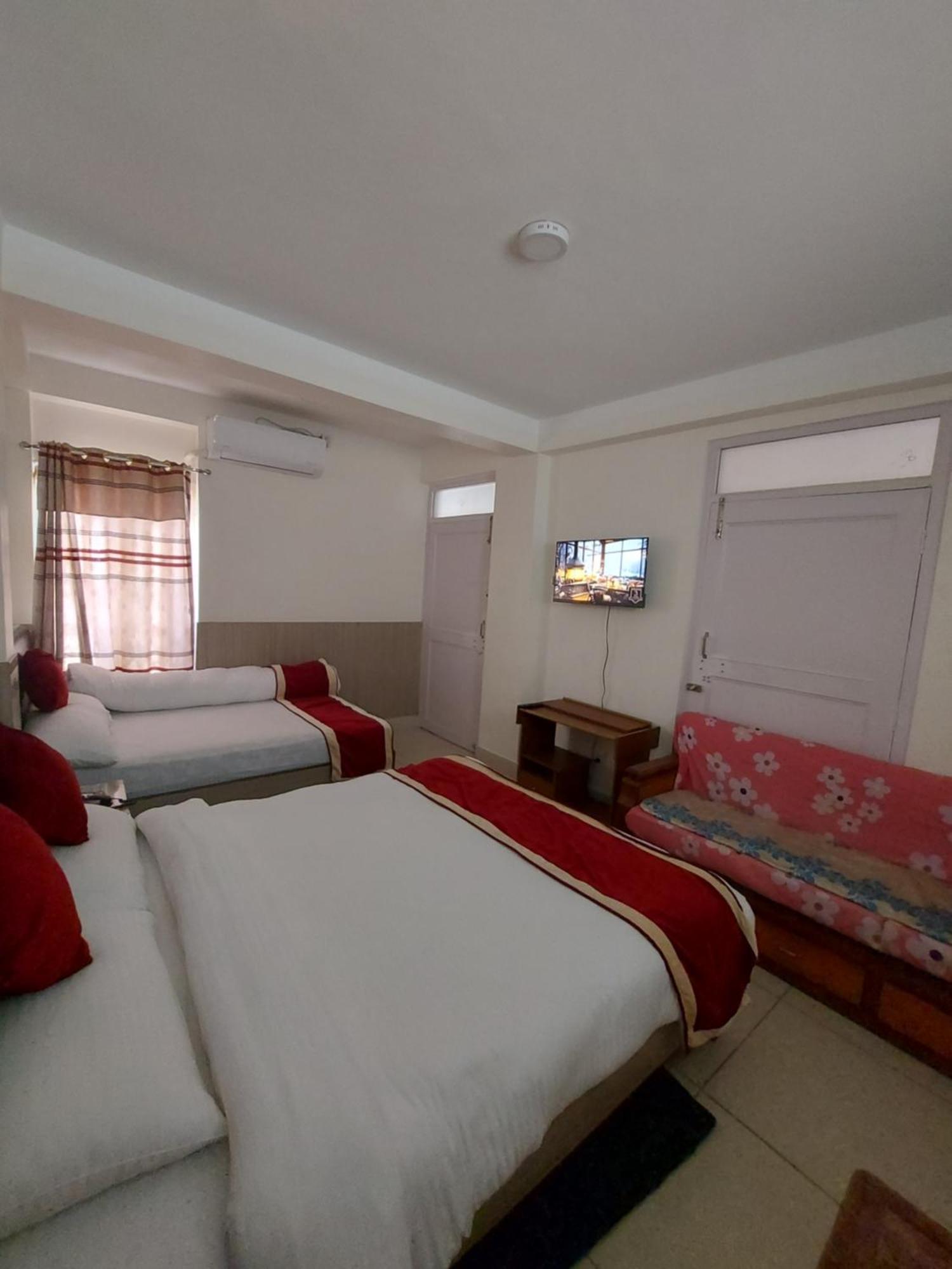 Om Bramha Hotel กาฐมาณฑุ ภายนอก รูปภาพ